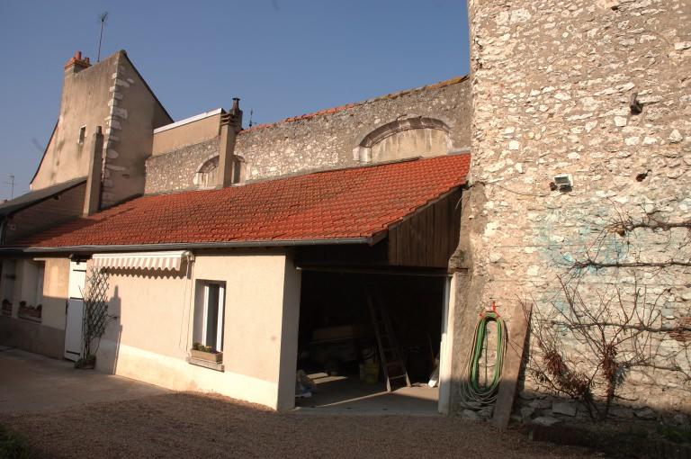 Partie haute du mur goutterot sud de la nef de l'église formant limite de propriété entre les 52 et 54, rue des Querres et amorce à droite du bras sud du transept (vue prise de la propriété sise au 52 de la rue).