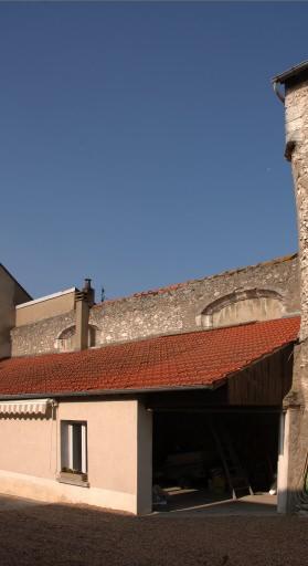 Partie haute du mur goutterot sud de la nef constituant la limite de propriété entre les 52 et 54, rue des Querres (vue prise de la propriété sise au 52 de la rue).