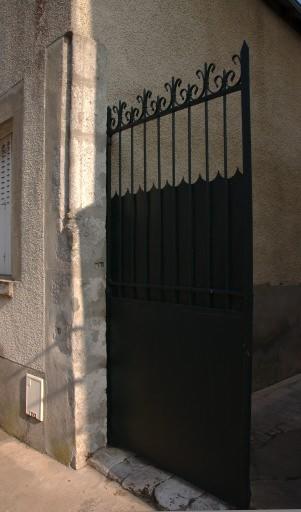 Piédroit gauche de l'ancienne porte d'entrée du cimetière ouvrant au sud de l'église (entrée du 52 de la rue).