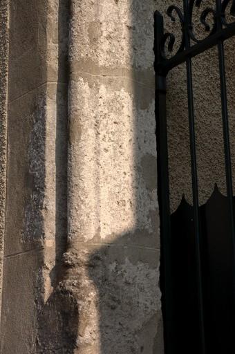 Détail du piédroit gauche de l'ancienne porte d'entrée du cimetière ouvrant au sud de l'église (entrée du 52 de la rue).