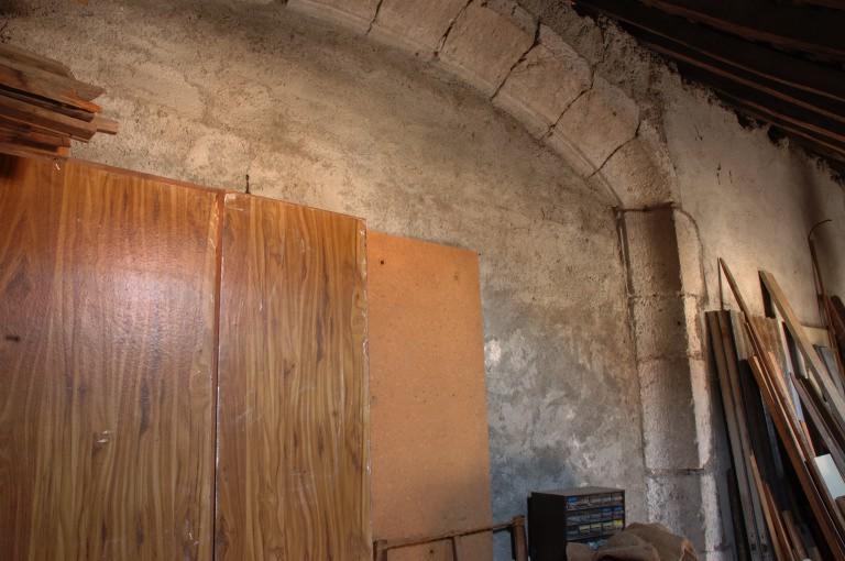 Détail de la partie supérieure de la fenêtre haute orientale du mur goutterot sud de la nef (vue prise de la propriété sise au 54 de la rue).