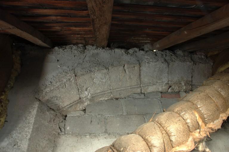 Détail de la partie supérieure de la fenêtre haute occidentale du mur goutterot sud de la nef (vue prise de la propriété sise au 54 de la rue).