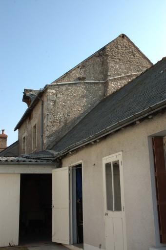 Vestige du bras sud du transept visible sur un peu plus de la moitié droite du pignon (vue prise sur la propriété sise au 54 de la rue).