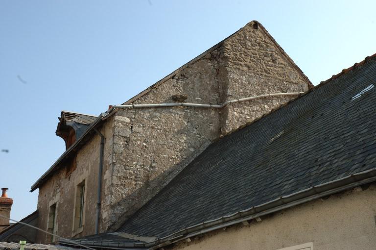 Vestige du bras sud du transept visible sur un peu plus de la moitié droite du pignon (vue prise de la propriété sise au 54 de la rue).