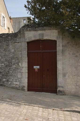 Porte du XVIIIe siècle côté rue de l'Evêché.