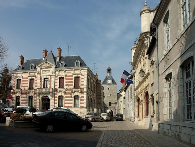 L'hôtel de ville et la porte dite Tour de l'horloge.