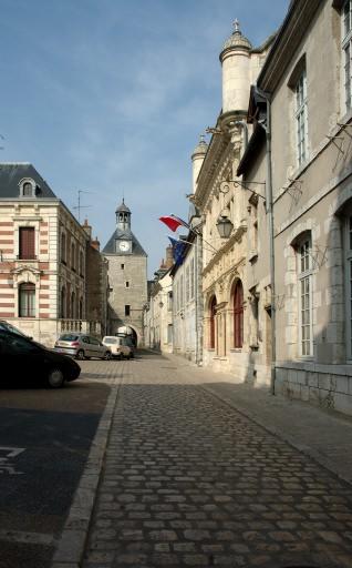 L'hôtel de ville et la porte dite Tour de l'horloge.