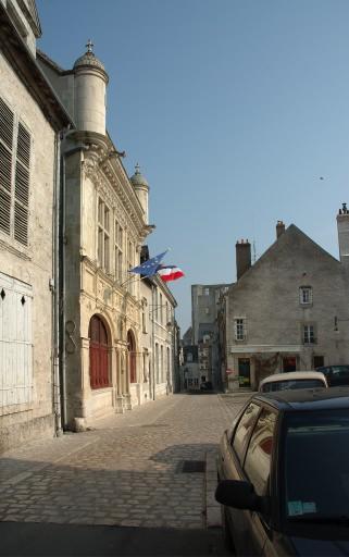 L'hôtel de ville et le donjon.