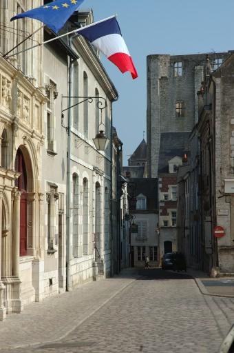 L'hôtel de ville et le donjon.