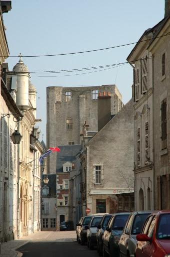 L'hôtel de ville et le donjon.