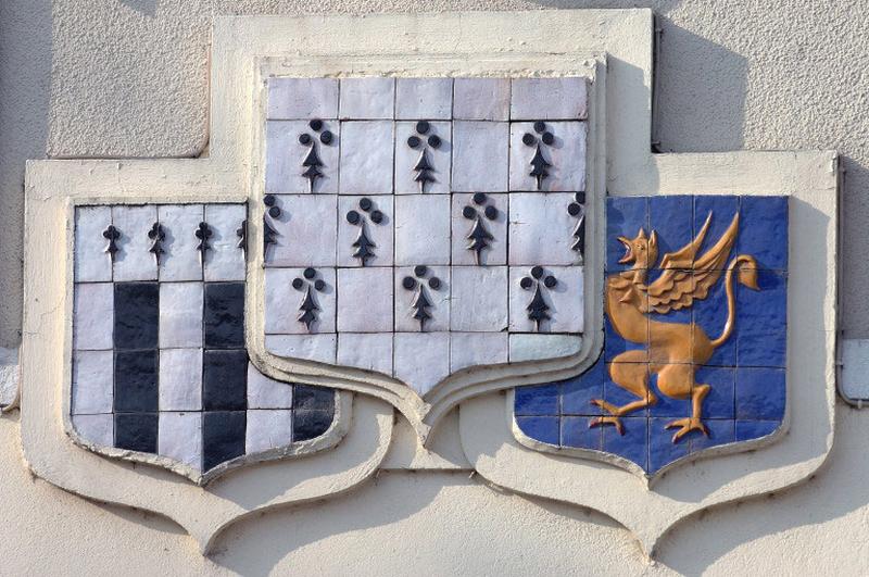 Les trois blasons associés : armoiries de la Bretagne ducale (au-dessus), Gwen ha du et blason symbolisant la France soumettant la Bretagne.
