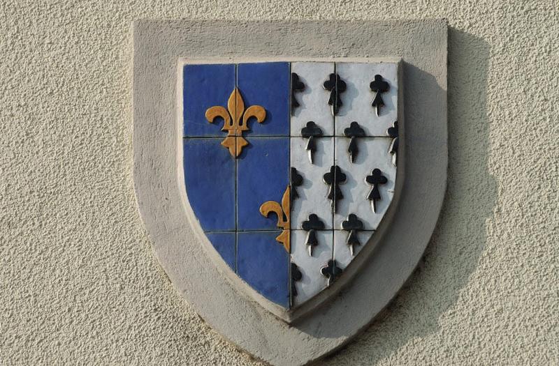 Armoiries d'Anne de Bretagne après 1491 (reine de France) : parti d'azur à deux fleurs de lis d'or et d'hermines.