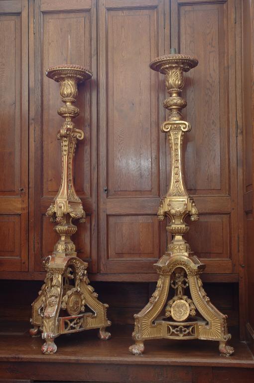 Garniture du maître-autel : quatre chandeliers et croix d'autel