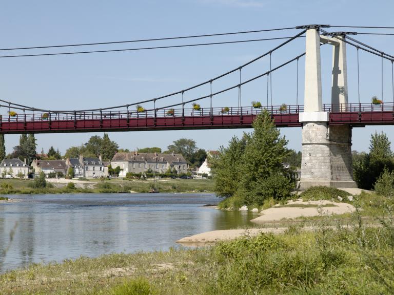 Le pont suspendu et le port de Meung en arrière plan sur la rive droite.
