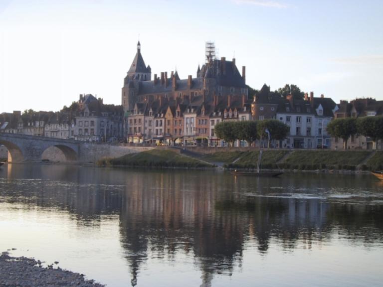 Vue d'ensemble du quai en amont du pont (vue prise de la rive opposée) 1.