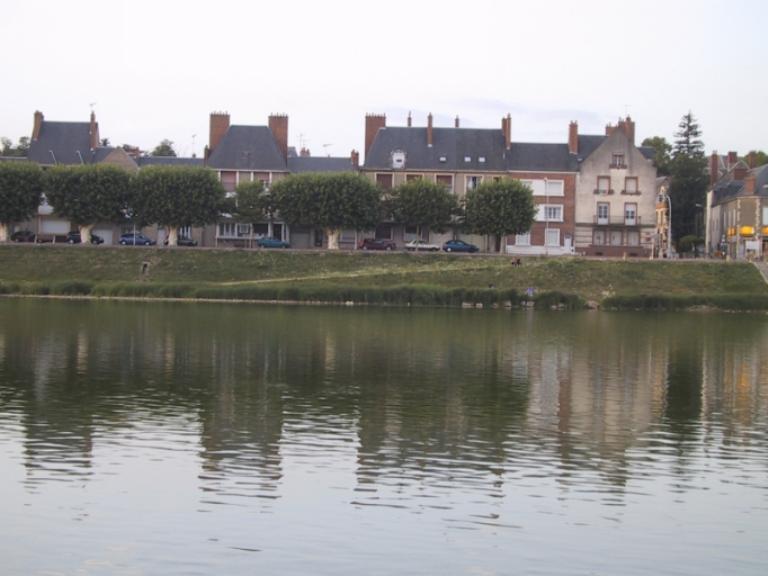 Vue d'ensemble prise de la rive opposée. 