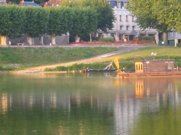 Vue d'ensemble prise de la rive opposée. 