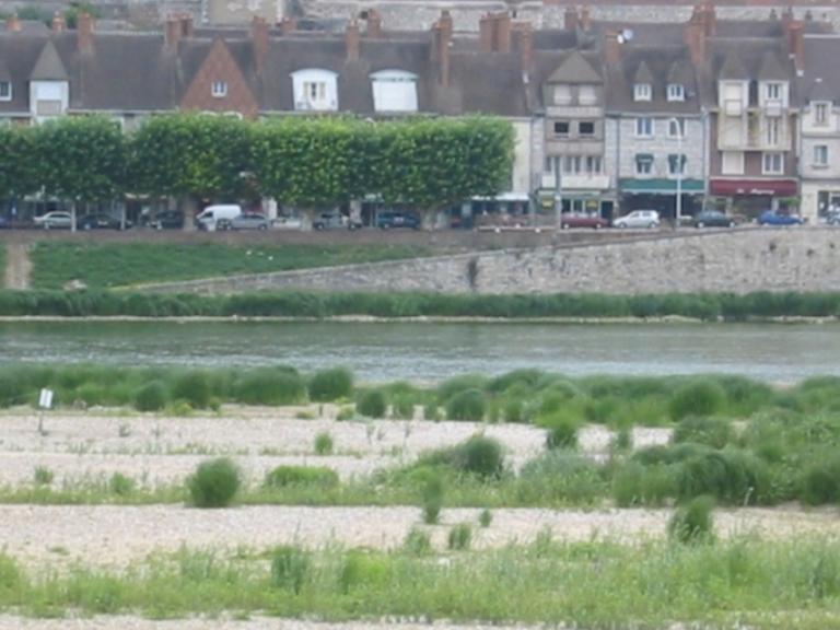 Vue d'ensemble prise de la rive opposée. 