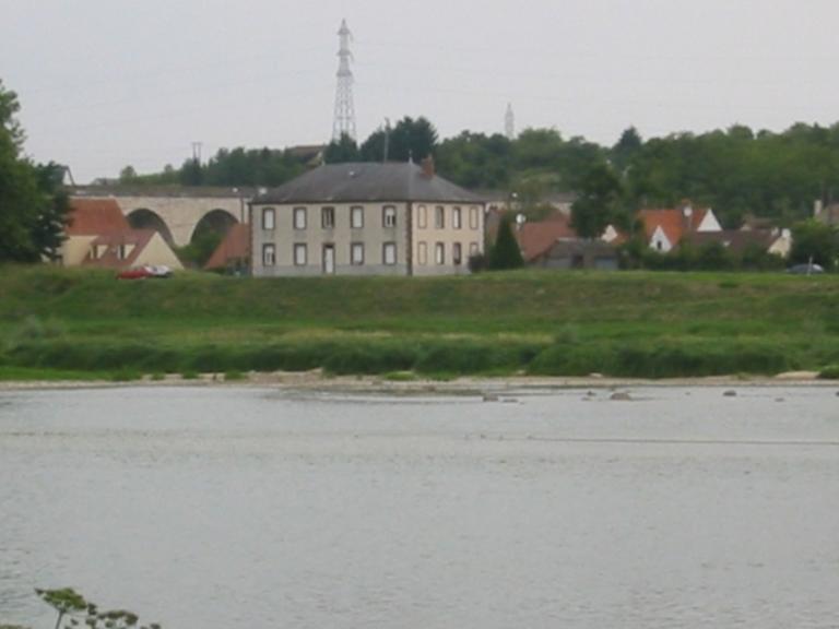 Vue d'ensemble prise de la rive opposée.