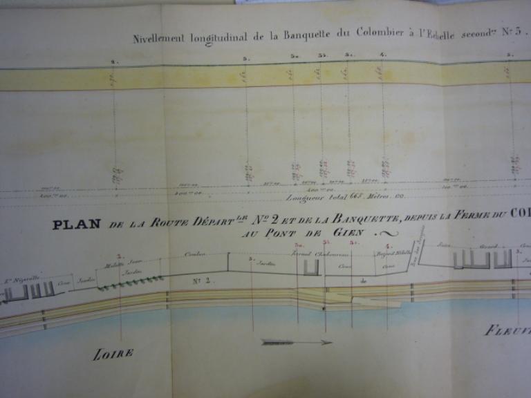 Plan entre la ferme du Colombier et le pont de Gien, rive gauche, détail, 22 novembre 1854. Projet d'abaissement de la levée pour la mettre au niveau du parapet à construire sur le quai de la rive droite.