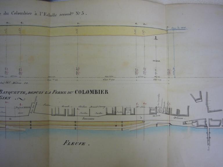 Plan entre la ferme du Colombier et le pont de Gien, rive gauche, détail, 22 novembre 1854. Projet d'abaissement de la levée pour la mettre au niveau du parapet à construire sur le quai de la rive droite.