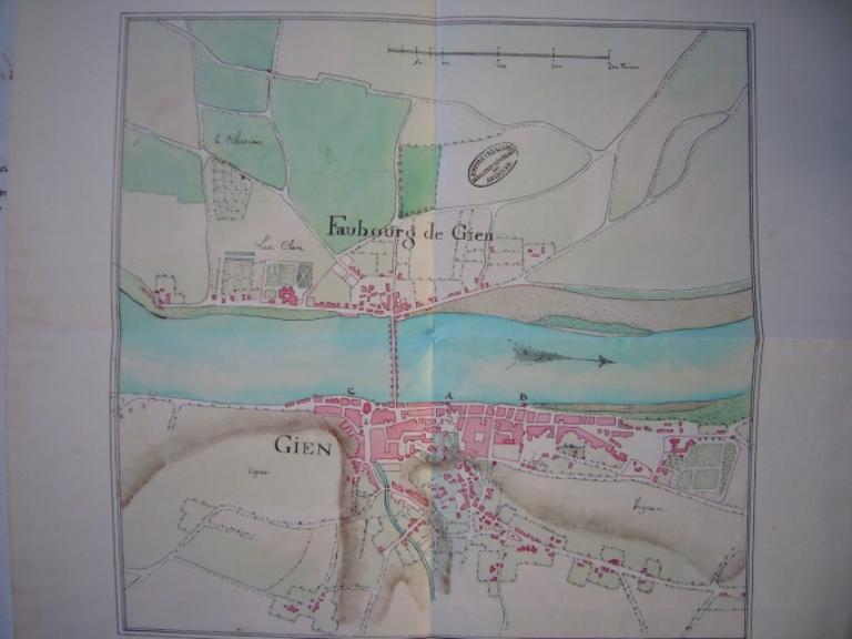 Plan de la ville de Gien vers 1760. Le mur d'enceinte est tombé entre A et B et menace de s'écrouler entre A et C. (archives nationales, F 14 1199).