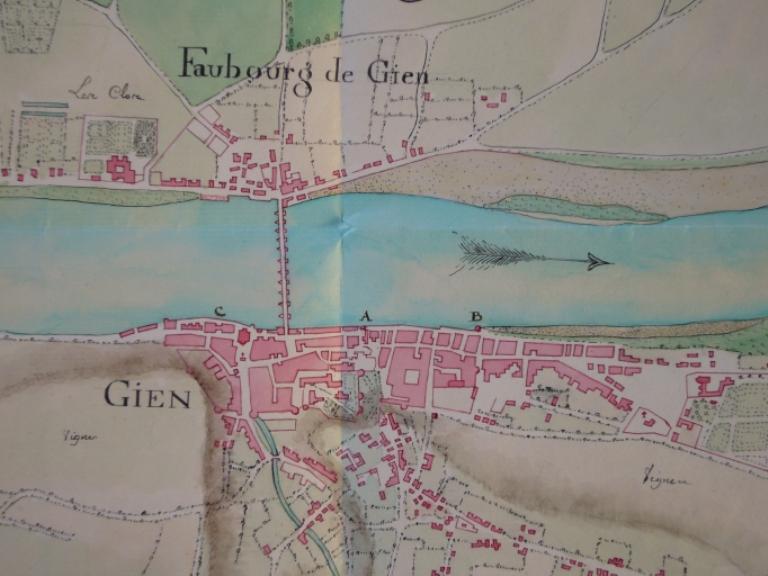 Plan de la ville Gien vers 1760, détail. Le mur de l'enceinte entre A et B est tombé. Il est en ruine entre A et C. (archives nationales, F 14 1199).