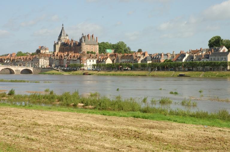 Vue d'ensemble du quai en amont du pont (vue prise de la rive opposée) 2. 