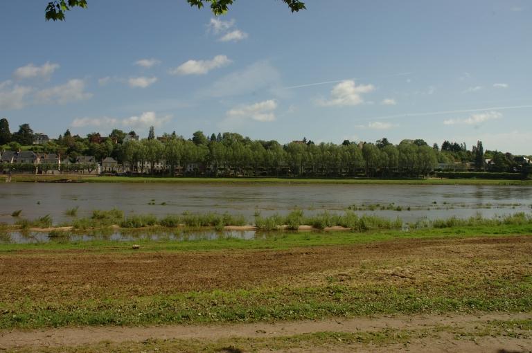 Vue d'ensemble de la rive opposée. 