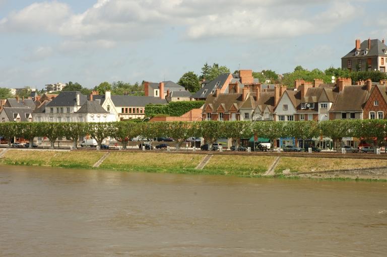 Perré de rive quai Lenoir, vue prise du pont. 