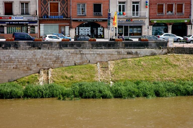Le perré de rive situé en amont du pont, quai Joffre. Les deux escaliers desservaient un bateau lavoir vers 1900 (la culée du pont n'était pas aussi longue).