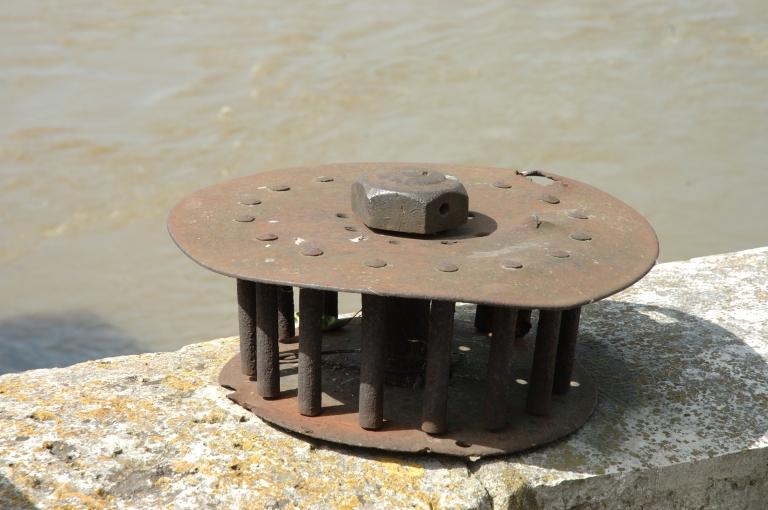 Poulie cabestan fixée sur le parapet du pont, côté quai Lenoir.