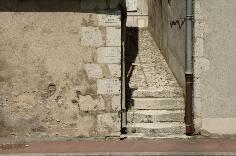 Marques de crues gravées sur le mur situé à l'angle du quai Joffre et de la ruelle Seguin.
