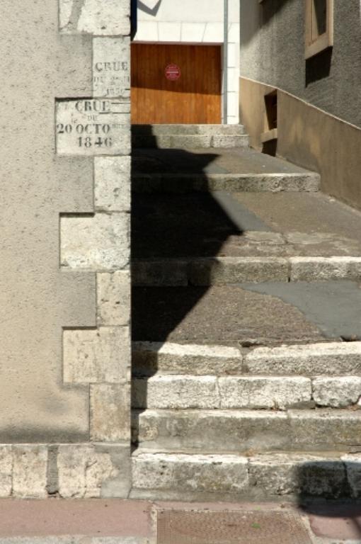 Marques de crues gravées sur le mur situé à l'angle du quai Joffre et de la ruelle de la Porte. 