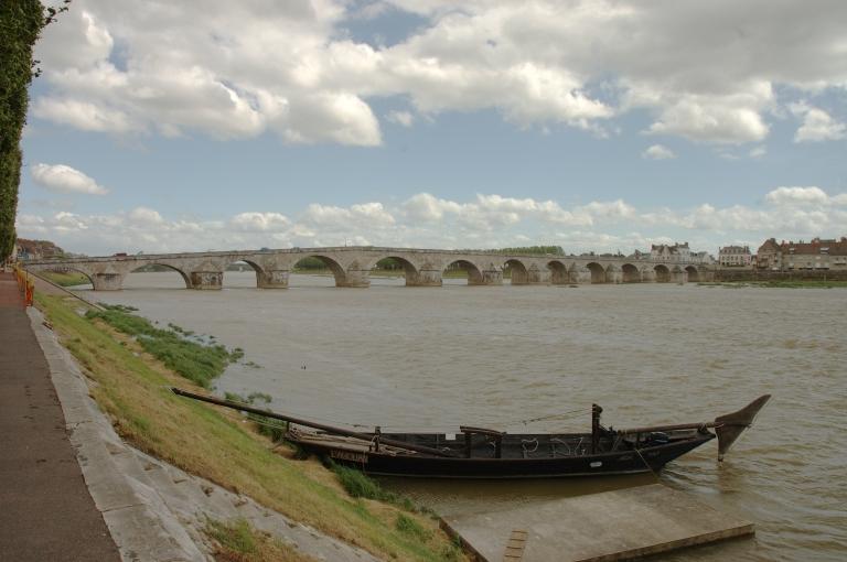 Perré de rive, quai Lenoir (3). 