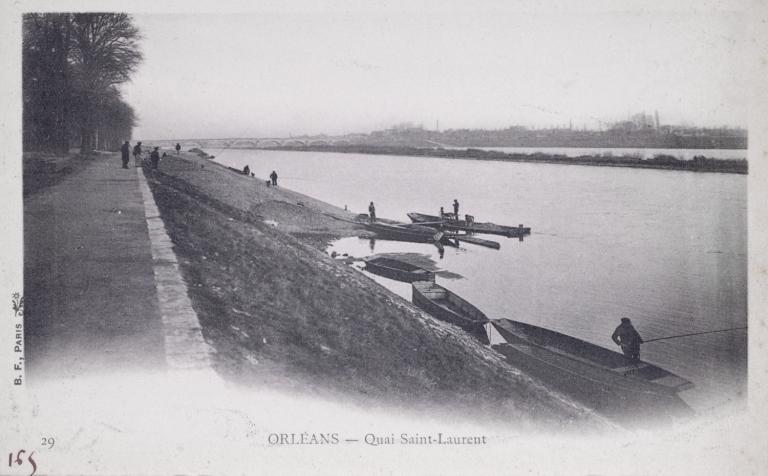 Vue d'ensemble prise vers l'amont, avant 1906 (construction du pont Nicolas II). Carte postale ancienne. (collection particulière Michel Lelait, Orléans).