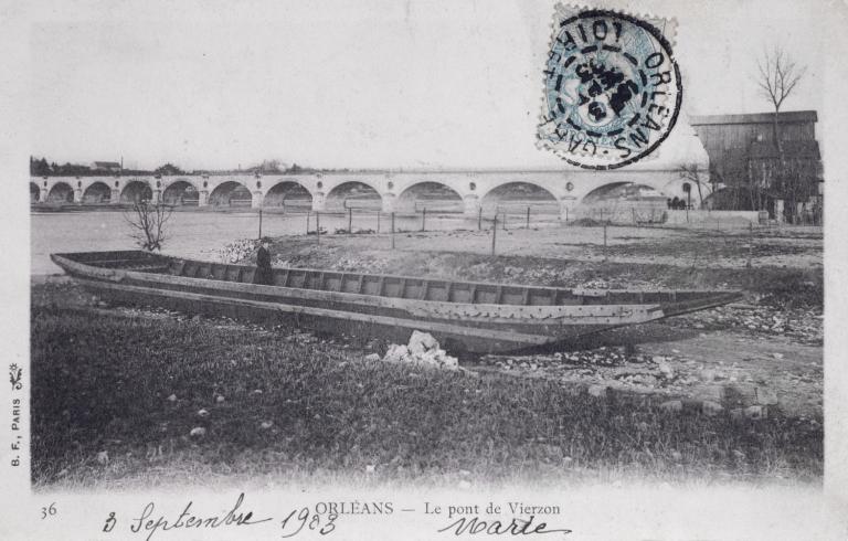 Près du pont de Vierzon, un bateau. Carte postale ancienne. (collection particulière Michel Lelait, Orléans).