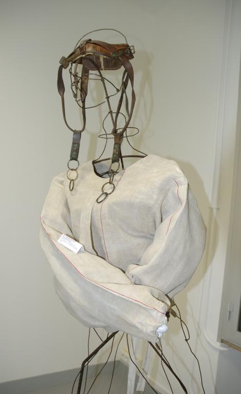 Instruments médicaux : camisole de force et couronne de protection