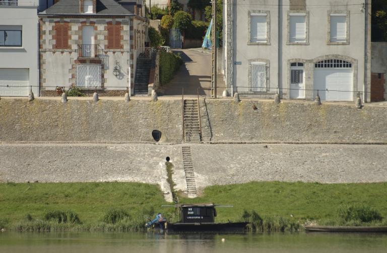 Section située en amont du pont suspendu : détail.