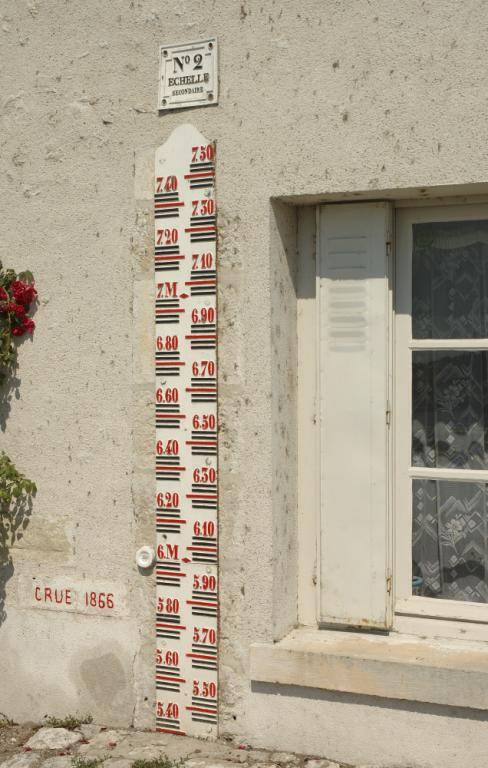Echelle de crue placée sur une maison située en amont de l'ancien pont médiéval et vis à vis du port de Meung.