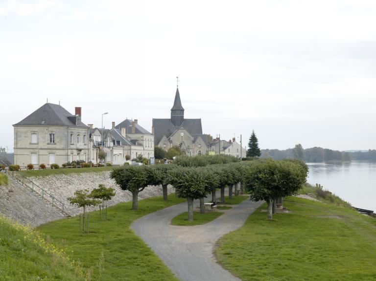 Le château et le port vus des bords de Loire, photographie prise vers 1925. (médiathèque de l'architecture et du patrimoine, APTCF03867).