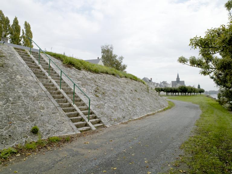 La Loire et les ponts Saint-Symphorien, Mirabeau et de l'Autoroute A 10,  27 avril 1996. Photographie aérienne. (archives municipales de Tours, 1168 W 5. Axe 11, cliché 10).