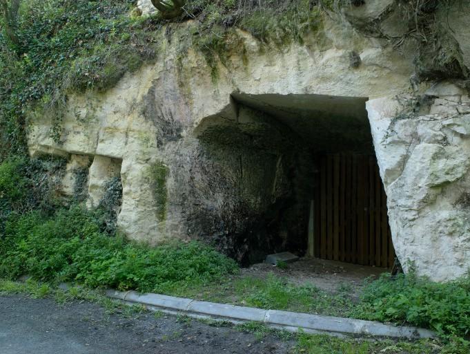 Caves demeurantes creusées dans le tufeau rue de la Porte Bigot ; l'une d'elles abrite un pressoir.