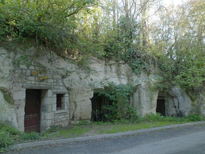 Caves demeurantes creusées dans le tufeau rue de la Porte Bigot ; l'une d'elles abrite un pressoir.