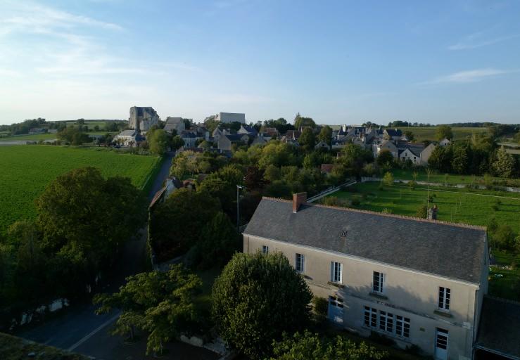 La mairie et l'école au premier plan et le village au fond.
