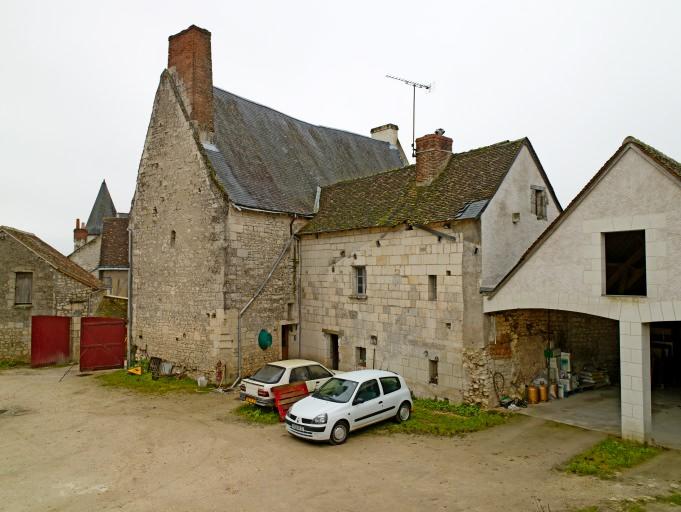 Pignon est et façade nord contre laquelle s'appuie perpendiculairement un logis formant extension.