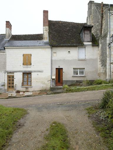 Maisons rue du Château, numéros 3 et 5. La façade de l'ancienne école (n°5) a été refaite en pierre de taille