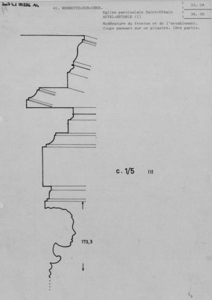 Coupe passant sur un pilastre de la modénature du fronton et de l'entablement de l'autel-retable.