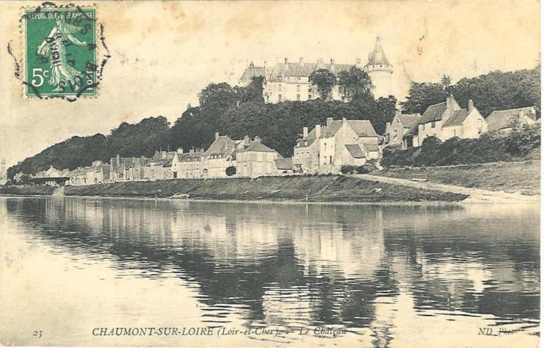 Vue d'ensemble du port depuis le fleuve avec, à droite, la cale aval. Carte postale ancienne. ; Vue d'ensemble de la cale abreuvoir en long depuis le fleuve. Vue prise vers l'amont. Carte postale ancienne.