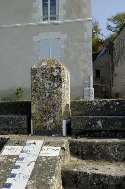 Echelle hydrométrique et marque de crue (1872) sur le port de Chaumont. ; Echelle hydrométrique et marque de crue (1872).